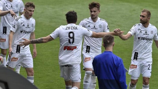 Hráči Olomouce se radují z prvního gólu, který dal Pavel Zifčák (uprostřed). Hráči Olomouce se radují z prvního gólu, který dal Pavel Zifčák (uprostřed).