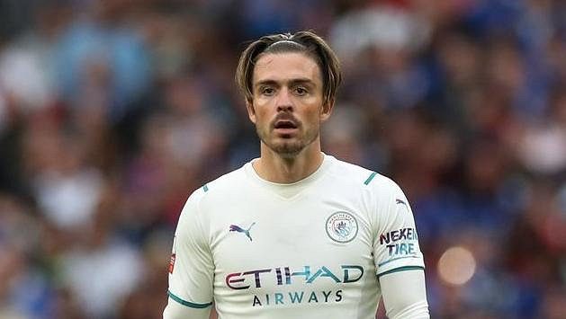 Nová posila Manchesteru City Jack Grealish v akci během anglického Superpoháru proti Leicesteru. Nová posila Manchesteru City Jack Grealish v akci během anglického Superpoháru proti Leicesteru.
