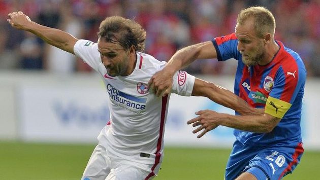 Zleva Filipe Teixeira z hostujícího celku FCSB a plzeňský kapitán Daniel Kolář. Zleva Filipe Teixeira z hostujícího celku FCSB a plzeňský kapitán Daniel Kolář.