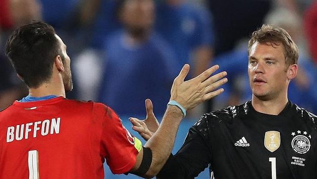 Brankář Manuel Neuer přijímá gratulaci od Gianluigi Buffona po penaltovém rozstřelu. Brankář Manuel Neuer přijímá gratulaci od Gianluigi Buffona po penaltovém rozstřelu.