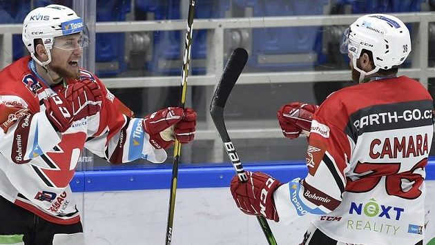 Autor gólu Denis Kusý z Pardubic (vlevo) a Anthony Camara z Pardubic se radují. Autor gólu Denis Kusý z Pardubic (vlevo) a Anthony Camara z Pardubic se radují.