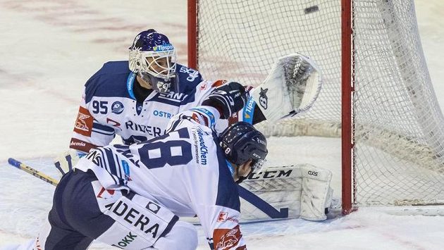 Brankář Vítkovic Miroslav Svoboda inkasuje, před ním spoluhráč Guntis Galvinš. Brankář Vítkovic Miroslav Svoboda inkasuje, před ním spoluhráč Guntis Galvinš.
