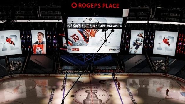Hokejisté Edmontonu a Calgary před vzájemným zápasem uctili památku útočníka Oilers Colbyho Cavea, který v dubnu zemřel. Hokejisté Edmontonu a Calgary před vzájemným zápasem uctili památku útočníka Oilers Colbyho Cavea, který v dubnu zemřel.