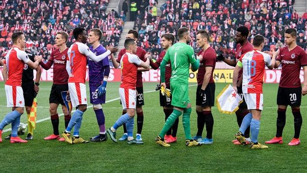 Fotbalisté Slavie a Sparty se zdraví před derby. Fotbalisté Slavie a Sparty se zdraví před derby.