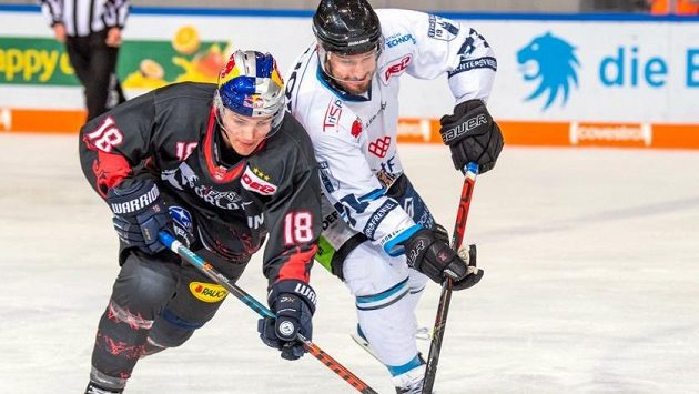 Jason Jaffray (vlevo) z Mnichova v souboji s Travisem Turnbullem ze Straubingu v utkání německé ligy. Jason Jaffray (vlevo) z Mnichova v souboji s Travisem Turnbullem ze Straubingu v utkání německé ligy.