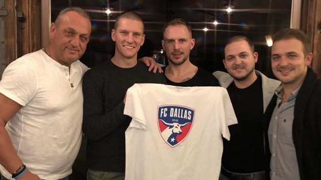 Zdeněk Ondrášek (druhý zleva) s tričkem svého nového klubu a rodinným klanem agentů Zíků. Uprostřed je jeho velký kamarád, hokejista Petr Vampola. Zdeněk Ondrášek (druhý zleva) s tričkem svého nového klubu a rodinným klanem agentů Zíků. Uprostřed je jeho velký kamarád, hokejista Petr Vampola.