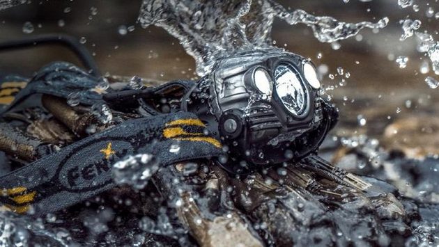 Čelovka Fenix HP30R: Čtyři malé modré LED dávají informaci o stavu baterií. Čelovka Fenix HP30R: Čtyři malé modré LED dávají informaci o stavu baterií.