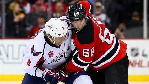Alexandr Ovečkin z Washingtonu (vlevo) a Jaromír Jágr v dresu New Jersey při vzájemném souboji v prosinci roku 2014. Alexandr Ovečkin z Washingtonu (vlevo) a Jaromír Jágr v dresu New Jersey při vzájemném souboji v prosinci roku 2014.