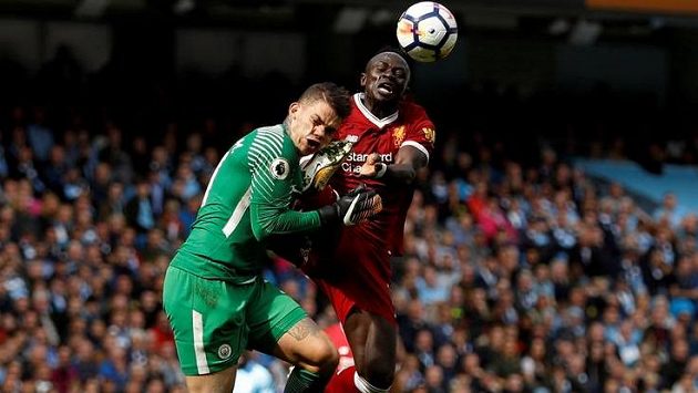 Sadio Mané (vpravo) z Liverpoolu ostře zajel do brankáře Manchesteru City Edersona. Sadio Mané (vpravo) z Liverpoolu ostře zajel do brankáře Manchesteru City Edersona.