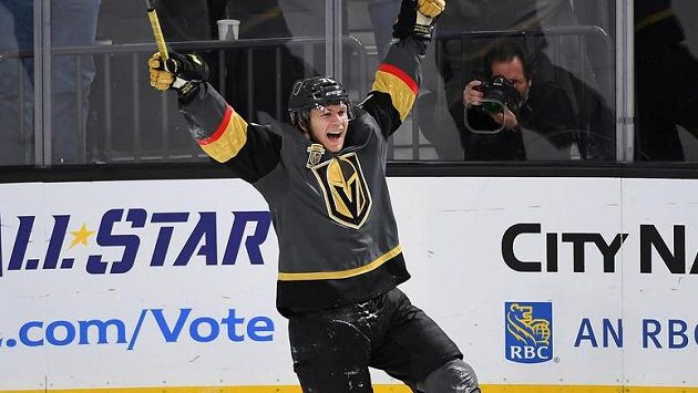 William Karlsson střelou do prázdné brány zkompletoval svůj první hattrick v NHL. Jednalo se zároveň také o historický první hattrick týmu Vegas. William Karlsson střelou do prázdné brány zkompletoval svůj první hattrick v NHL. Jednalo se zároveň také o historický první hattrick týmu Vegas.