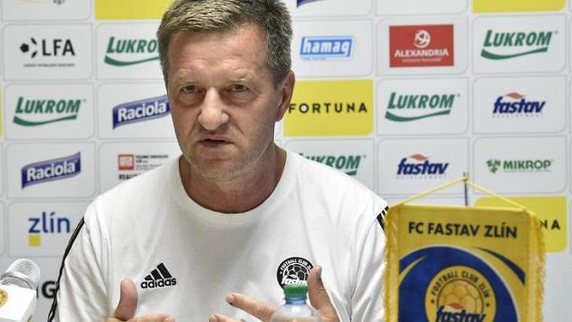 Trenér fotbalového klubu FC Fastav Zlín Josef Csaplár na tiskové konferenci Trenér fotbalového klubu FC Fastav Zlín Josef Csaplár na tiskové konferenci