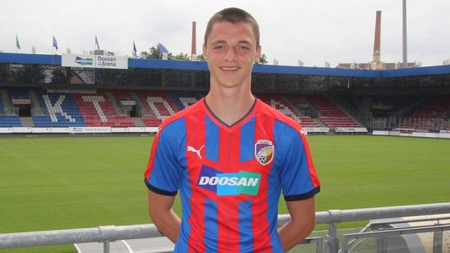 Mladý záložník Dominik Janošek se v přípravě pere o místo v základní sestavě Viktorie Plzeň. Mladý záložník Dominik Janošek se v přípravě pere o místo v základní sestavě Viktorie Plzeň.