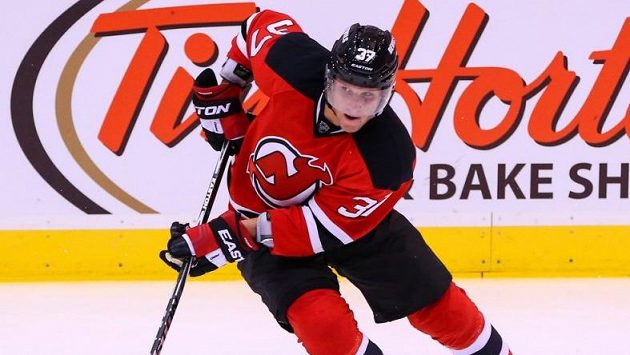 Pavel Zacha si na premiérový zápas v NHL musí počkat. Pavel Zacha si na premiérový zápas v NHL musí počkat.
