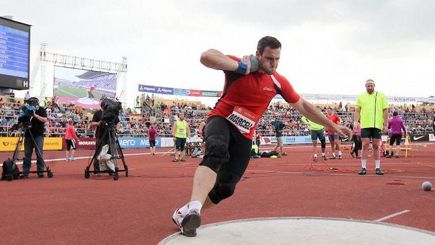 Koulař Jan Marcell při Zlaté tretře v Ostravě. Koulař Jan Marcell při Zlaté tretře v Ostravě.