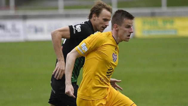 Zleva Josef Divíšek z Příbrami a Jan Juroška z Dukly. Zleva Josef Divíšek z Příbrami a Jan Juroška z Dukly.