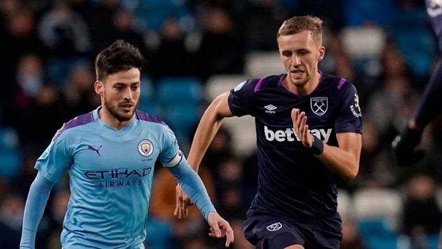 Fotbalista Manchesteru City David Silva a Tomáš Souček z Wast Hamu bojují o balón v dohrávce 26. kola Premier League. Fotbalista Manchesteru City David Silva a Tomáš Souček z Wast Hamu bojují o balón v dohrávce 26. kola Premier League.