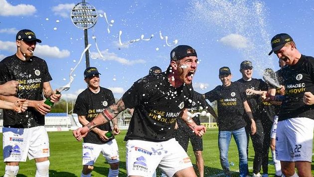 Hráči Hradce Králové oslavují vyhrané utkání a postup do první ligy. Hráči Hradce Králové oslavují vyhrané utkání a postup do první ligy.