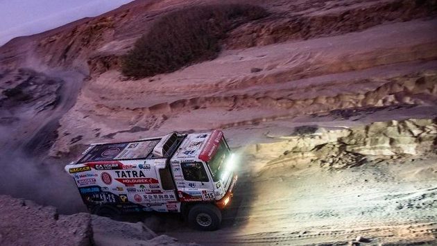 Česká posádka Martin Šoltys, David Schovánek a Tomáš Šikola s kamionem značky Tatra na trati 6. etapy Rallye Dakar z Arequipy do San Juan de Marcona. Česká posádka Martin Šoltys, David Schovánek a Tomáš Šikola s kamionem značky Tatra na trati 6. etapy Rallye Dakar z Arequipy do San Juan de Marcona.