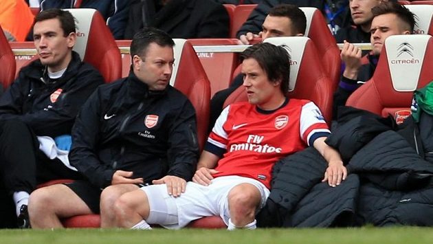 Tomáš Rosický strávil převážnou část letošního ročníku na lavičce náhradníků Arsenalu. Dres Kanonýrů oblékne i v příští sezóně. Tomáš Rosický strávil převážnou část letošního ročníku na lavičce náhradníků Arsenalu. Dres Kanonýrů oblékne i v příští sezóně.