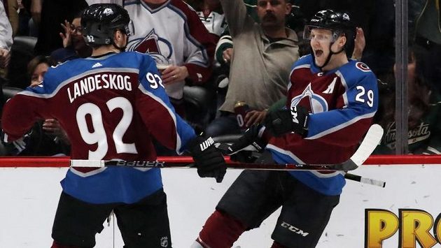 Gabriel Landeskog (vlevo) a Nathan MacKinnon slaví gól do sítě Minnesoty. Gabriel Landeskog (vlevo) a Nathan MacKinnon slaví gól do sítě Minnesoty.