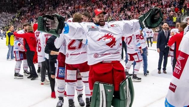 Pavel Kantor slaví extraligový titul s Třincem. Pavel Kantor slaví extraligový titul s Třincem.