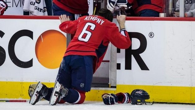 Zraněný český obránce Washingtonu Michal Kempný. Zraněný český obránce Washingtonu Michal Kempný.