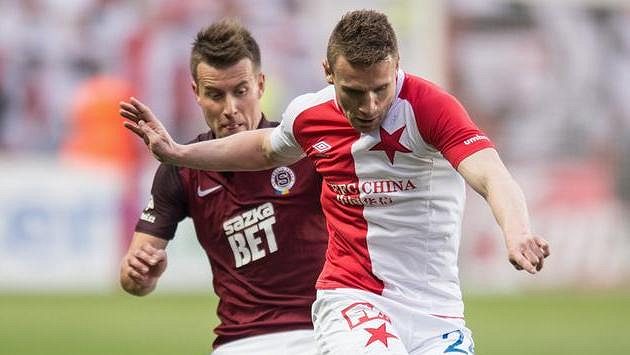 Sparťan Lukáš Mareček (vzadu) a slávista Muris Mešanovič. Sparťan Lukáš Mareček (vzadu) a slávista Muris Mešanovič.