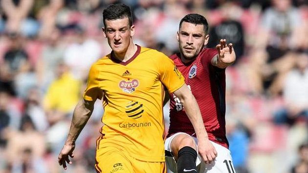 Lukáš Holík z Dukly a Nicolae Stanciu ze Sparty. Lukáš Holík z Dukly a Nicolae Stanciu ze Sparty.