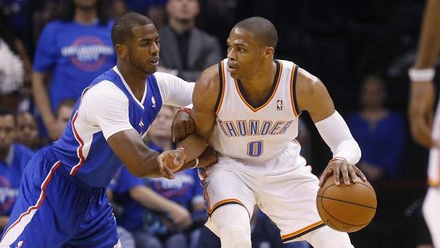 Russell Westbrook (0) z Oklahomy na snímku z roku 2014 s Chrisem Paulem (3), který v té době ještě oblékal dres Los Angeles Clippers. Russell Westbrook (0) z Oklahomy na snímku z roku 2014 s Chrisem Paulem (3), který v té době ještě oblékal dres Los Angeles Clippers.