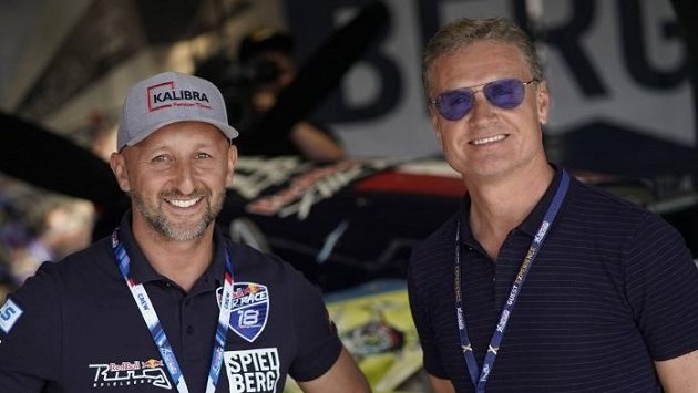 Slavný pilot formule 1 David Coulthard (vpravo) na návštěvě v hangáru u Petra Kopfsteina. Slavný pilot formule 1 David Coulthard (vpravo) na návštěvě v hangáru u Petra Kopfsteina.