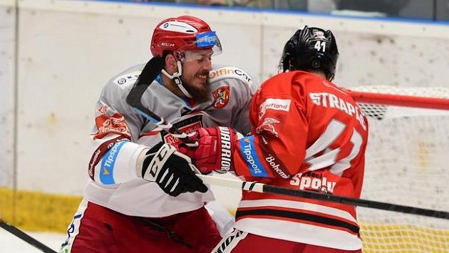 Zleva Richard Nedomlel z Hradce Králové, brankář Štěpán Lukeš z Hradce Králové a Petr Strapáč z Olomouce. Zleva Richard Nedomlel z Hradce Králové, brankář Štěpán Lukeš z Hradce Králové a Petr Strapáč z Olomouce.