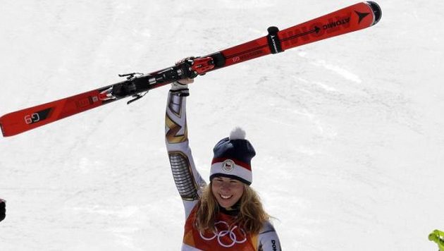 Ester Ledecká na zlatém stupínku pózuje i s lyžemi od Mikaely Shiffrinové. Ester Ledecká na zlatém stupínku pózuje i s lyžemi od Mikaely Shiffrinové.