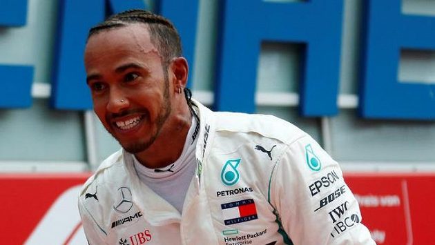 Je to tam. První ve Velké ceně Německa dojel Lewis Hamilton, který startoval až ze 14. místa. Po této výhře se dostal do čela mistrovství světa F1. Je to tam. První ve Velké ceně Německa dojel Lewis Hamilton, který startoval až ze 14. místa. Po této výhře se dostal do čela mistrovství světa F1.