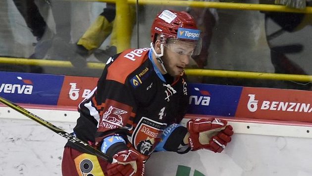 Vespod faulovaný Jakub Petružálek z Litvínova a Mislav Rosandič z Hradce Králové. Vespod faulovaný Jakub Petružálek z Litvínova a Mislav Rosandič z Hradce Králové.