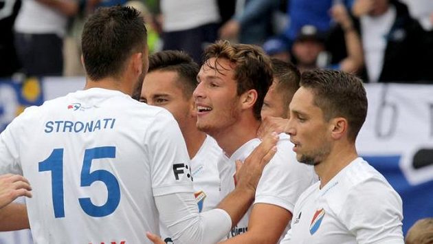 Hráči Baníku Ostrava se radují z první branky proti Dukle, uprostřed autor gólu Ondřej Šašinka. Hráči Baníku Ostrava se radují z první branky proti Dukle, uprostřed autor gólu Ondřej Šašinka.