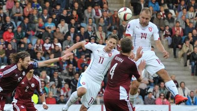 Daniel Kolář (vpravo) v hlavičkovém souboji v zápase s Lotyšskem. Daniel Kolář (vpravo) v hlavičkovém souboji v zápase s Lotyšskem.