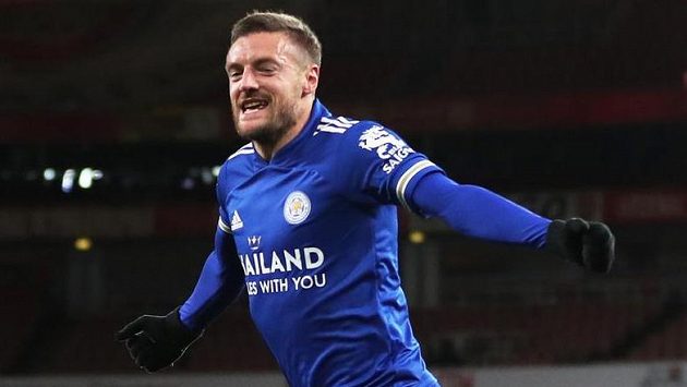 Útočník Leicesteru Jamie Vardy oslavuje gól, kterým rozhodl zápas na Arsenalu. Útočník Leicesteru Jamie Vardy oslavuje gól, kterým rozhodl zápas na Arsenalu.
