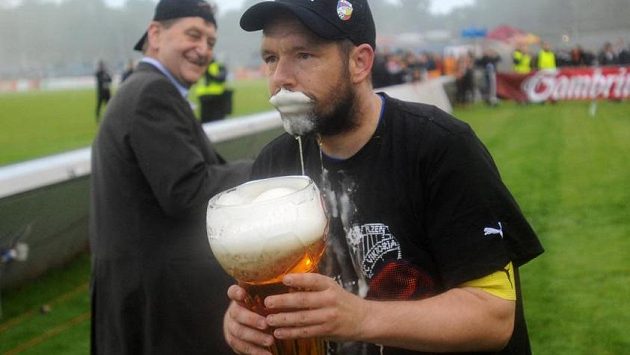 Kapitán Plzně Pavel Horváth při oslavách mistrovského titulu nezapřel, že vítězný tým pochází z města piva. Kapitán Plzně Pavel Horváth při oslavách mistrovského titulu nezapřel, že vítězný tým pochází z města piva.