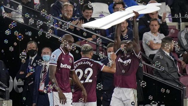 Kladivář Michail Antonio (vpravo) při své zvedačce Kladivář Michail Antonio (vpravo) při své zvedačce