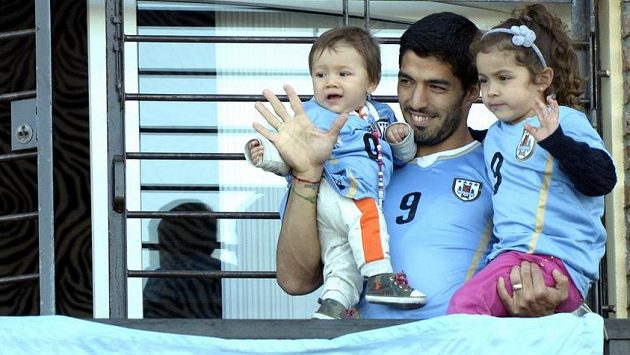 Luis Suárez se svými potomky synem Benjaminem (vlevo) a dcerou Delfinou mává po příletu do Montevidea uruguayským příznivcům. Luis Suárez se svými potomky synem Benjaminem (vlevo) a dcerou Delfinou mává po příletu do Montevidea uruguayským příznivcům.