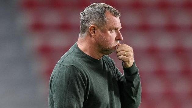 Zamyšlený trenér Sparty Praha Pavel Vrba. Zamyšlený trenér Sparty Praha Pavel Vrba.