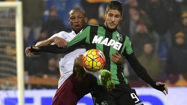 V souboji o míč Diego Falcinelli (vpravo) ze Sassuola a Seydou Keita z AS Řím. V souboji o míč Diego Falcinelli (vpravo) ze Sassuola a Seydou Keita z AS Řím.