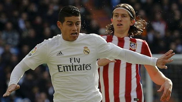 James Rodríguez z Realu a za ním bek Atlétika Filipe Luís. James Rodríguez z Realu a za ním bek Atlétika Filipe Luís.