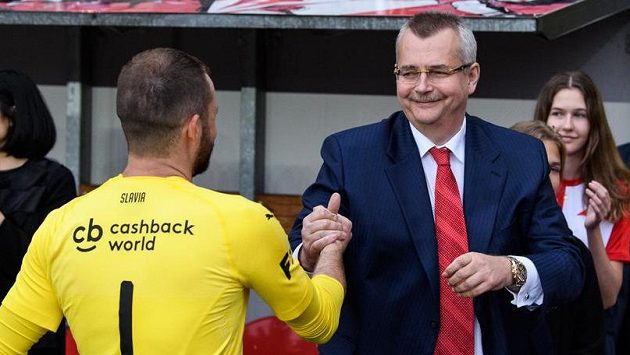 Jaroslav Tvrdík a brankář Slavie Praha Ondřej Kolář během oslav a předání trofeje pro mistra ligy. Udrží sešívaní svou jedničku...? Jaroslav Tvrdík a brankář Slavie Praha Ondřej Kolář během oslav a předání trofeje pro mistra ligy. Udrží sešívaní svou jedničku...?