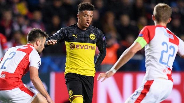 Jadon Sancho z Dortmundu mezi slávisty během utkání základní skupiny Ligy mistrů. Jadon Sancho z Dortmundu mezi slávisty během utkání základní skupiny Ligy mistrů.