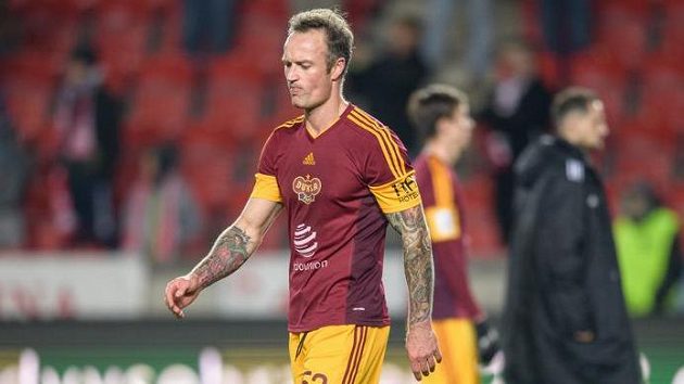 Obránce Dukly Praha Martin Jiránek odchází do šatny. Obránce Dukly Praha Martin Jiránek odchází do šatny.