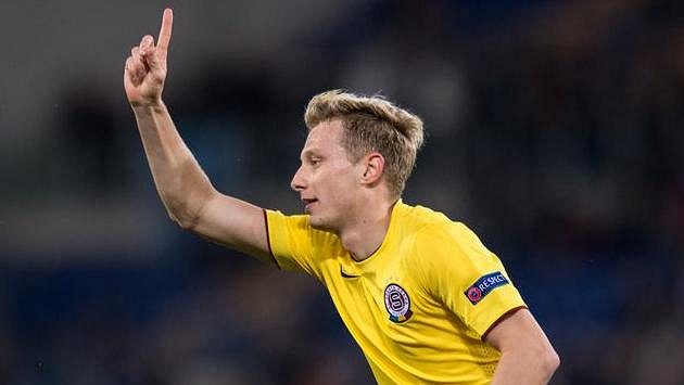 Ladislav Krejčí oslavuje gól proti Laziu na Olympijském stadiónu v Římě. Ladislav Krejčí oslavuje gól proti Laziu na Olympijském stadiónu v Římě.