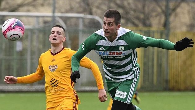 Michal Šmíd z Bohemians (vpravo) a Lukáš Holík z Dukly v utkání zimní Tipsport ligy. Michal Šmíd z Bohemians (vpravo) a Lukáš Holík z Dukly v utkání zimní Tipsport ligy.