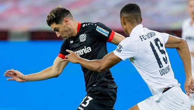 Fotbalisté Leverkusenu bojovali o další body s Augsburgem Fotbalisté Leverkusenu bojovali o další body s Augsburgem