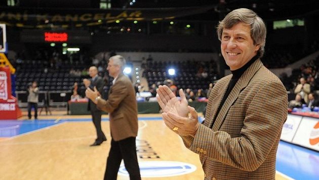 Kamil Brabenec na snímku ze sezony 2008/2009 z oceňování legendárního týmu, který získal stříbro na ME 1985.. Kamil Brabenec na snímku ze sezony 2008/2009 z oceňování legendárního týmu, který získal stříbro na ME 1985..